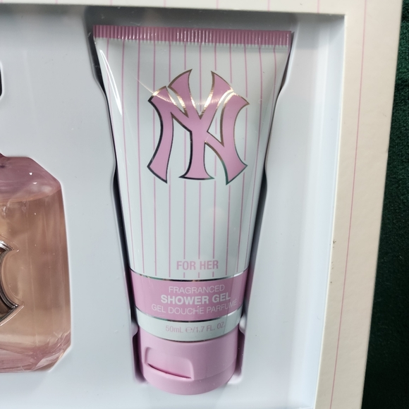 New York Yankees Perfume Gift Set - Picture 5 of 11